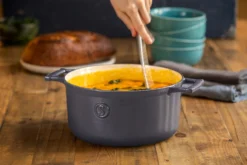 Saveur Selects Braadpan Voyage - Rabbit Grey - ø 25 Cm / 4.7 Liter - Geëmailleerde Anti-aanbaklaag -Le Creuset Winkel 1 2 15 scaled 1