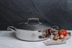 Saveur Selects Hapjespan Met Deksel Voyage - RVS - ø 30 Cm - Hoog - Zonder Anti-aanbaklaag -Le Creuset Winkel 1200x800 1 1