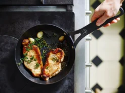 BK Koekenpan Black Steel - ø 28 Cm - Zonder Anti-aanbaklaag 13 BK Koekenpan Black Steel - ø 28 Cm - Zonder Anti-aanbaklaag -Le Creuset Winkel 3a0edf7e9fc57021e9247b0896c9f94040984ce9 BlackSteel 05 11 b93106 1