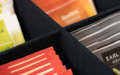 Sakura Tea Theedoos - Hout - 6-vaks - Met Fluweel - 24 X 16 Cm 9 Sakura Tea Theedoos - Hout - 6-vaks - Met Fluweel - 24 X 16 Cm -Le Creuset Winkel 4 detail 6 en 9 8 scaled