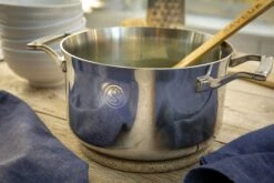 Saveur Selects Kookpan - TriPly RVS - ø 22 Cm / 4.7 Liter -Le Creuset Winkel 4QT Casserole Lifestyle 1 scaled 1