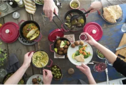 Staub Braadpan / Cocotte - Kersenrood - ø 22 Cm / 2.6 Liter 9 Staub Braadpan / Cocotte - Kersenrood - ø 22 Cm / 2.6 Liter -Le Creuset Winkel 750036246 scaled