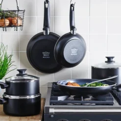 GreenPan Hapjespan Met Deksel - Cambridge - Infinity Black - ø 24 Cm / 3.1 Liter - Keramische Anti-aanbaklaag -Le Creuset Winkel 7b23e8eb285d1d6fbac8094cba95ce2d82df7107 GP CAM BA Bd KitchenSetting Lifestyle a5B15D