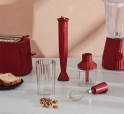 Alessi Staafmixer Set Plissé - Rood - Michele De Lucchi - MDL10S R 16 Alessi Staafmixer Set Plissé - Rood - Michele De Lucchi - MDL10S R -Le Creuset Winkel Alessi Staafmixer sfeer1