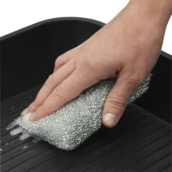 Blackwell Pannensponsje Zilver 5 Blackwell Pannensponsje Zilver -Le Creuset Winkel Blackwell Pannensponsje Zilver in gebruik 2