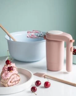 RIG TIG Rig-Tig Handmixer Foodie - 170 W - Roze -Le Creuset Winkel Marangrulltarta Rigtig bakalite.se 3