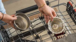 Sareva Citruspers - Gietijzer - Hevelmodel - Zwart 13 Sareva Citruspers - Gietijzer - Hevelmodel - Zwart -Le Creuset Winkel citruspers 6 scaled