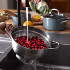 Greenpan Pannenset Met Keukenhulpjes Mayflower - 5 Delige Set -Le Creuset Winkel e4acf5a940b08fc05f042070eb3d29c51ef477de GP MAY SkyBlA BrBD Christmas Prep Lifestyle13 2018 a