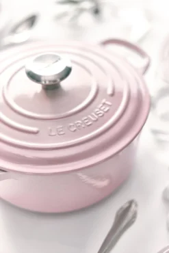 Le Creuset Braadpan Signature - Shell Pink - ø 24 Cm / 4.2 Liter 8 Le Creuset Braadpan Signature - Shell Pink - ø 24 Cm / 4.2 Liter -Le Creuset Winkel le creuset braadpan shell pink sfeerbeeld 2
