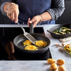 Demeyere Koekenpan Alu Comfort 3 - Duraslide - ø 20 Cm - Standaard Anti-aanbaklaag -Le Creuset Winkel pdp masonry content demeyere alu comfort dura 3 pan soft utensils 750x750