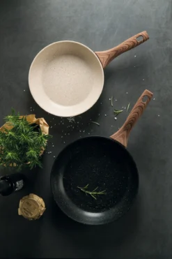 Sambonet Wokpan Rock 'n' Rose - Creme - ø 28 Cm - Standaard Anti-aanbaklaag -Le Creuset Winkel sambonet pannen rock n rose sfeer3 1