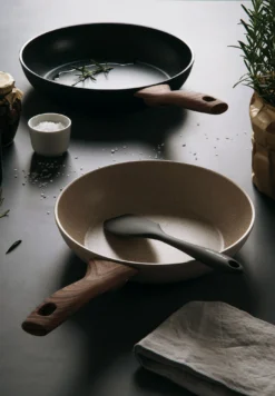 Sambonet Wokpan Rock 'n' Rose - Creme - ø 28 Cm - Standaard Anti-aanbaklaag -Le Creuset Winkel sambonet pannen rock n rose sfeer 1