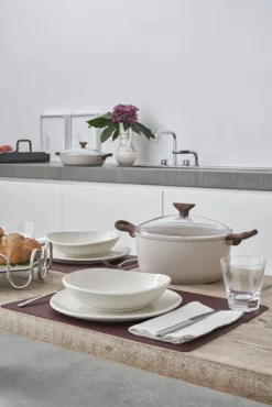 Sambonet Braadpan Rock 'n' Rose - Creme - ø 24 Cm / 4.5 Liter - Standaard Anti-aanbaklaag 10 Sambonet Braadpan Rock 'n' Rose - Creme - ø 24 Cm / 4.5 Liter - Standaard Anti-aanbaklaag -Le Creuset Winkel sambonet rock n rose sfeer7