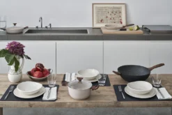 Sambonet Braadpan Rock 'n' Rose - Creme - ø 24 Cm / 4.5 Liter - Standaard Anti-aanbaklaag 11 Sambonet Braadpan Rock 'n' Rose - Creme - ø 24 Cm / 4.5 Liter - Standaard Anti-aanbaklaag -Le Creuset Winkel sambonet rock n rose sfeer8 1