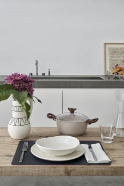 Sambonet Braadpan Rock 'n' Rose - Creme - ø 24 Cm / 4.5 Liter - Standaard Anti-aanbaklaag 12 Sambonet Braadpan Rock 'n' Rose - Creme - ø 24 Cm / 4.5 Liter - Standaard Anti-aanbaklaag -Le Creuset Winkel sambonet rock n rose sfeer9