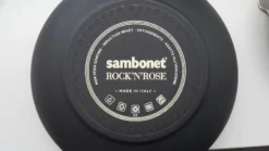 Sambonet Braadpan Rock 'n' Rose - Creme - ø 24 Cm / 4.5 Liter - Standaard Anti-aanbaklaag 14 Sambonet Braadpan Rock 'n' Rose - Creme - ø 24 Cm / 4.5 Liter - Standaard Anti-aanbaklaag -Le Creuset Winkel sambonet rock n rose achterkant 1 1