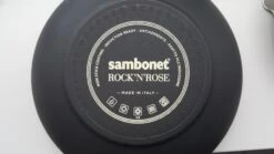Sambonet Hapjespan Rock 'n' Rose - Creme - ø 28 Cm / 3.6 Liter - Standaard Anti-aanbaklaag -Le Creuset Winkel sambonet rock n rose achterkant 1 3