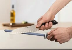 Wusthof Slijpstaaf Keramisch 26 Cm -Le Creuset Winkel sharpening 4455 in action