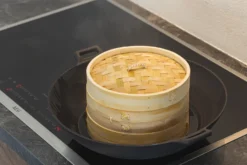 Sareva Stoommandje - Bamboe - 2-laags - ø 21 Cm -Le Creuset Winkel stoommand gebruik 1 scaled