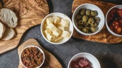 Jay Hill Serveerplank Tunea - Olijfhout - Met Schors - 20 - 24 Cm -Le Creuset Winkel tunea 21 1