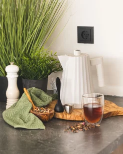 Alessi Waterkoker Plissé - Droogkookbeveiliging - Wit - Michele De Lucchi - 1 Liter - MDL06/1 W 9 Alessi Waterkoker Plissé - Droogkookbeveiliging - Wit - Michele De Lucchi - 1 Liter - MDL06/1 W -Le Creuset Winkel waterkoker klein 1 scaled